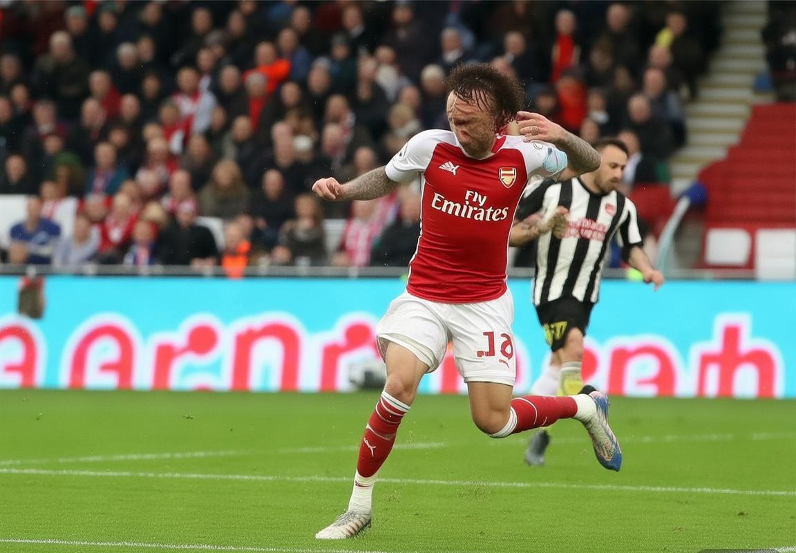 英超联赛：阿森纳利物浦榜首激战，阿斯顿维拉力克曼城搅乱争冠格局